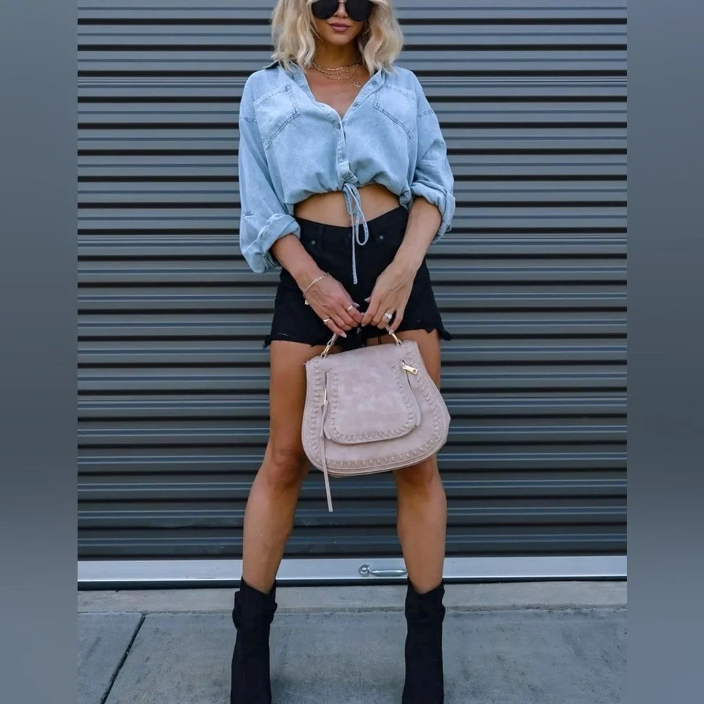 NEW WITH TAGS Chic Cropped Denim Top / Chambray Shirt 💙 - Picture 5 of 7